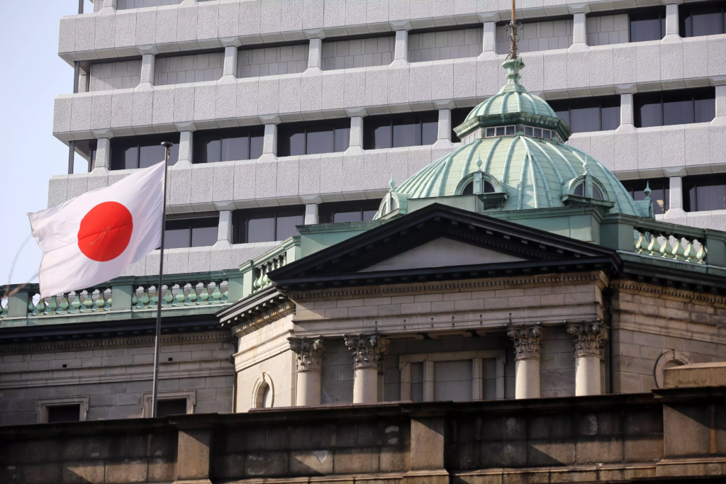 一旦 BOJ 释放出比预期更强的紧缩信号(如加速缩减购债规模或明确加息指引),日元可能出现结构性的转势,引发美元日元的大幅回调。 - Ultima Markets