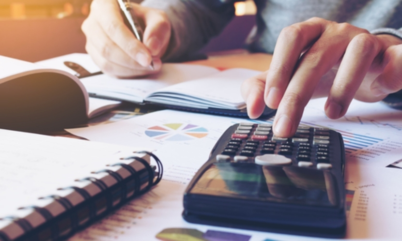 许多新手投资者被宣传材料上亮眼的“年化报酬率”所吸引,却忽略了潜藏在背后的成本巨兽——总费用率 (Total Expense Ratio, TER)。 - Ultima Markets